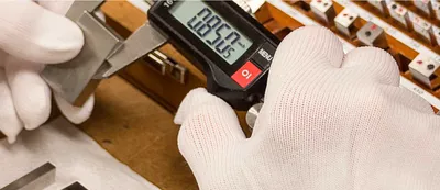 Técnico realizando calibración de termómetros